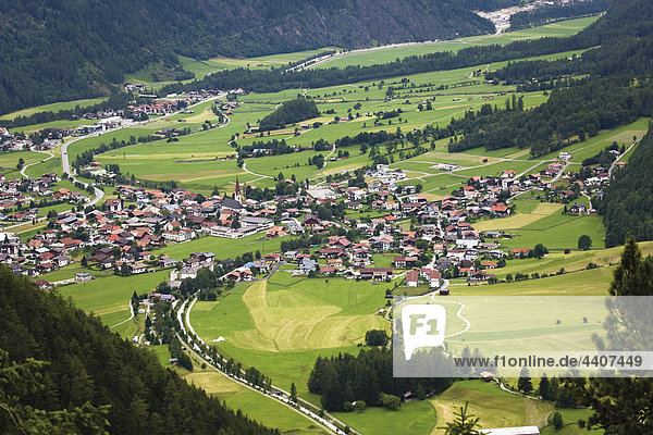Österreich Tirol Oetz Ötztal Luftaufnahme der Landschaft mit Ort