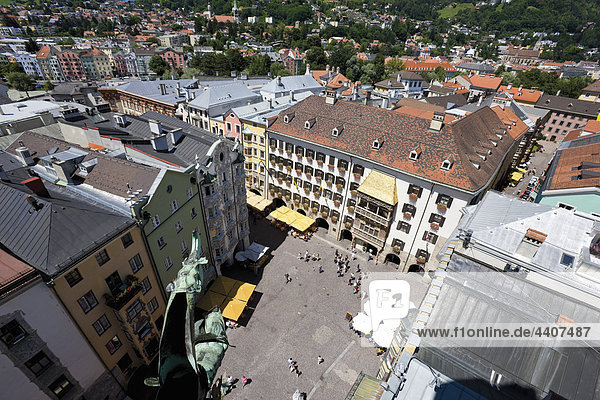 Österreich  Tirol  Innsbruck  Luftbild der Stadt mit goldenem Dachl