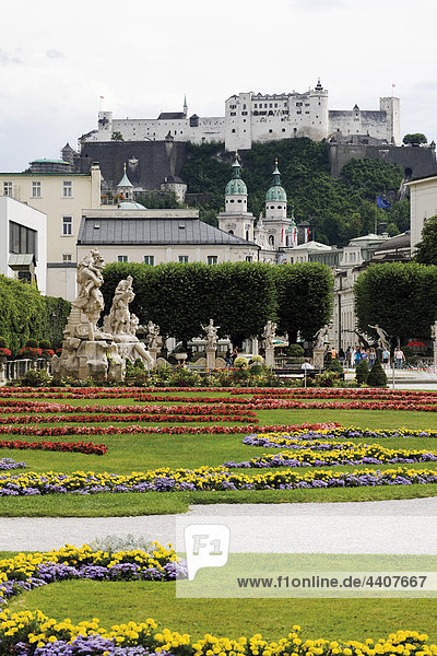 Österreich  Salzburg  Blick auf Salzburger Dom  Festung Hohensalzburg und Mirabellgarten