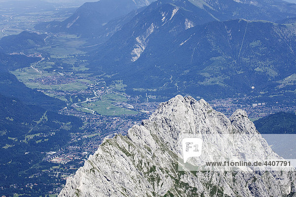 Deutschland  Bayern  Zugspitze  Blick auf Garmisch-Partenkirchen