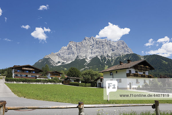 Österreich  Tirol  Ehrwald  Häuseransicht mit Zugspitze im Hintergrund