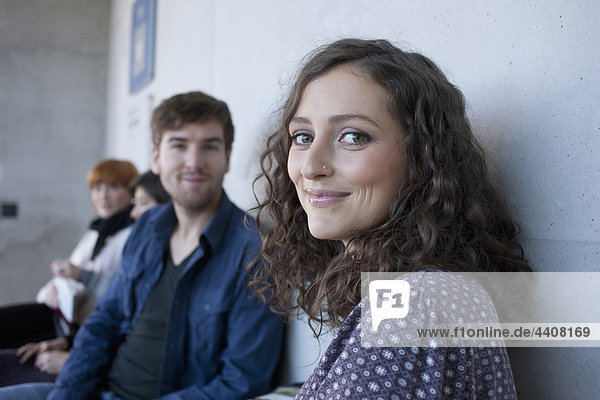 Mann und Frau lächeln  Studenten im Hintergrund