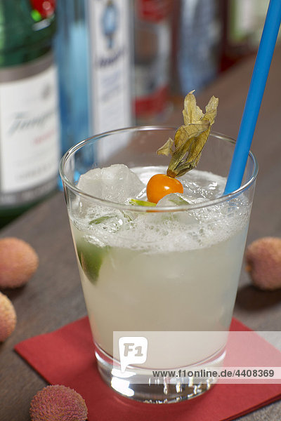 Lychee-Cocktail mit Limettenscheibe und Rambutan  Nahaufnahme.