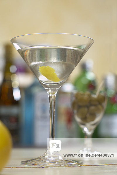 Martini im Martini-Glas mit Zitrone  Nahaufnahme.
