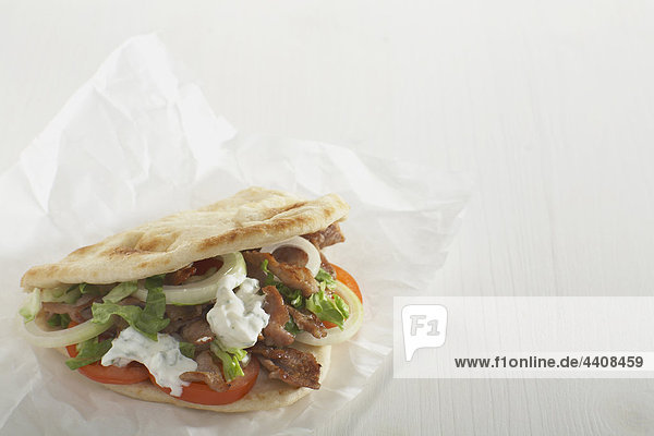 Gyros-Sandwich auf weißem Hintergrund  Nahaufnahme