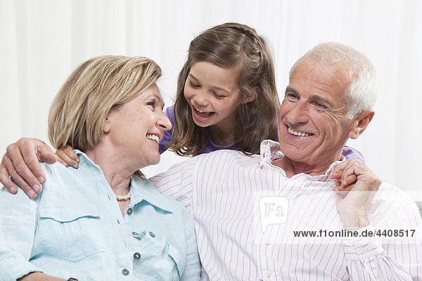 Enkelin (6-7) und Großeltern genießen  lächeln
