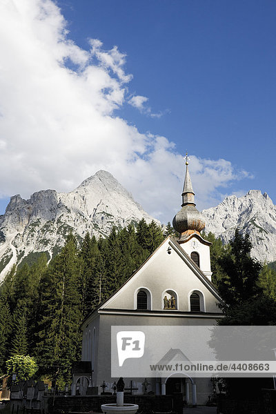 Österreich  Tirol  Biberwier  Blick auf Kirche mit Bergen im Hintergrund