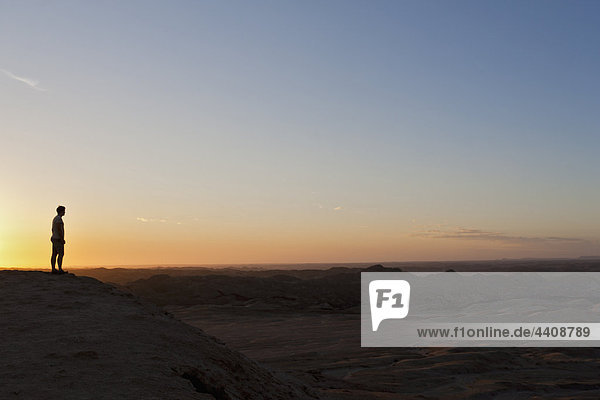 Afrika  Namibia  Namib Wüste  Swakopmund  Reife Menschen blicken auf die Mondlandschaft am Welwitschia Drive