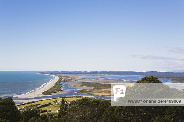 Neuseeland  Südinsel  Westküste  Blick auf Okarito Town mit Okarito Beach und Lagune im Hintergrund