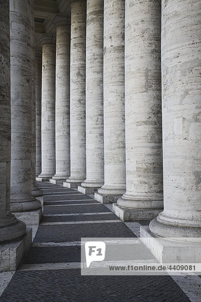 Italien  Rom  Petersdom mit Säulenreihen