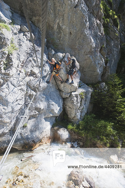 Österreich  Steiermark  Ramsau  Silberkarklamm  Junges Paar Klettern