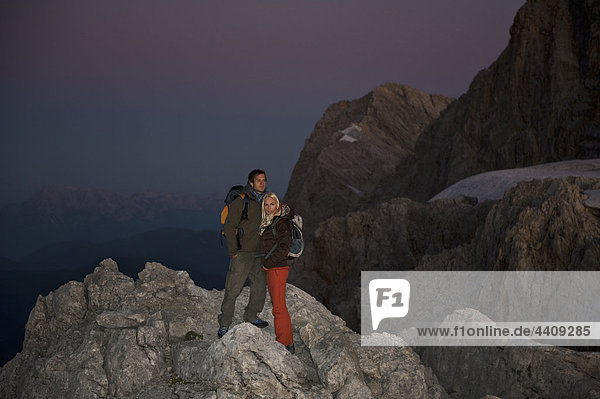 Österreich  Steiermark  Dachstein  Paar auf Berggipfel stehend