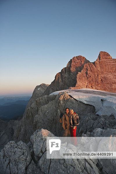 Österreich  Steiermark  Dachstein  Paar Wandern auf dem Berg  stehend auf dem Felsen