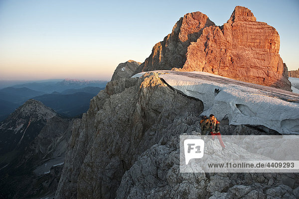 Österreich  Steiermark  Dachstein  Paar Wandern auf dem Berg  stehend auf dem Felsen