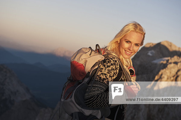 Österreich  Steiermark  Dachstein  Junge Frau beim Bergwandern  lächelnd  Portrait