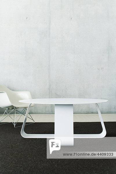 Schweiz  Wintertur  Designer Tisch und Stuhl im Wohnzimmer