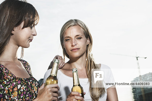 Frauen mit Bierflaschen
