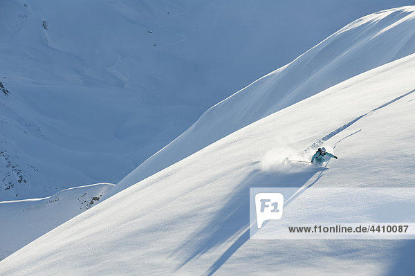 Österreich  Frau beim Skifahren auf dem schneebedeckten Arlberg