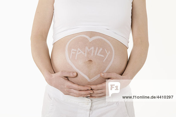 Herzform auf den Bauch der Schwangeren gezeichnet  Mittelteil