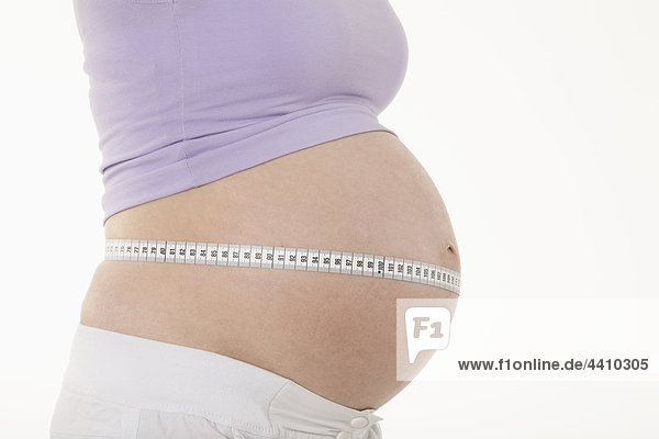 Schwangere Frau  die den Magen misst  Mittelteil