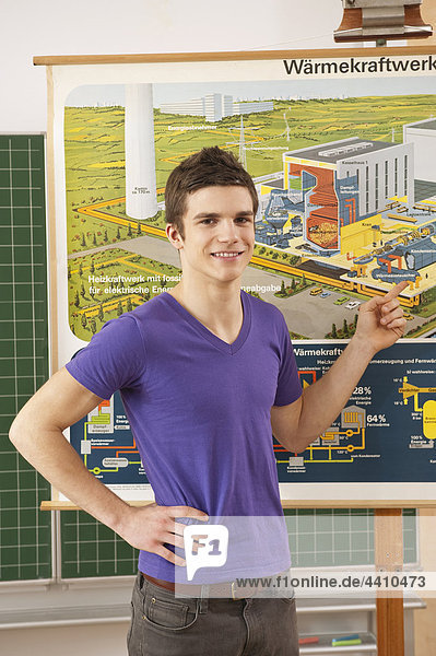 Teenager-Junge zeigt auf die Karte lächelnd Portrait