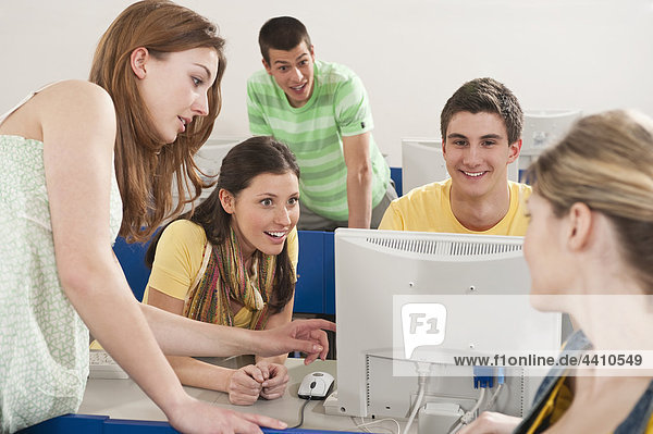 Deutschland Emmering Studenten mit Computer im Computerlabor lächelnd