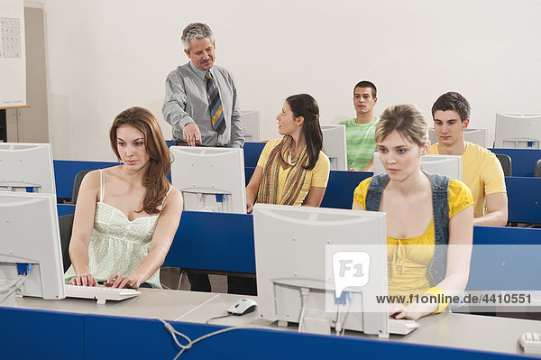 Deutschland Emmering Dozent Ausbildung von Studenten im Computerlabor
