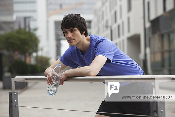 Junger Mann mit Wasserflasche