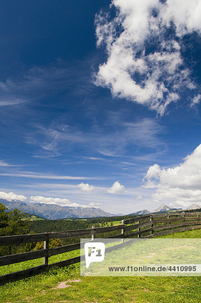 Italien  Südtirol  Jenesien  Zaun mit Berg im Hintergrund