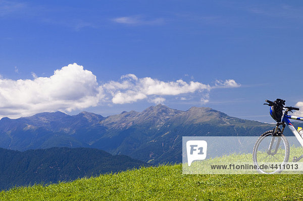 Italien  Südtirol  Jenesien  Fahrrad auf Berg mit Bergketten im Hintergrund
