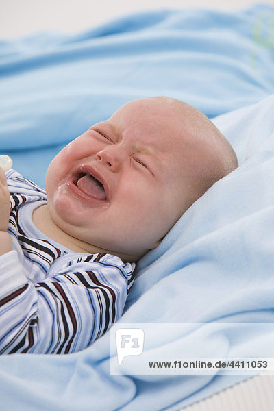 Baby Junge (6-11 Monate) weinend  Mund offen