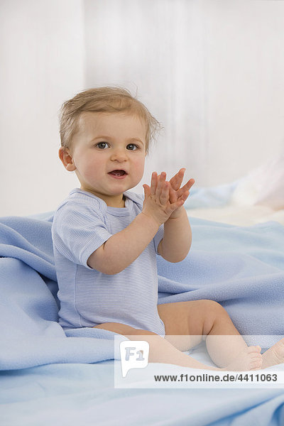 Baby Mädchen (6-11 Monate) klatschende Hände  Portrait