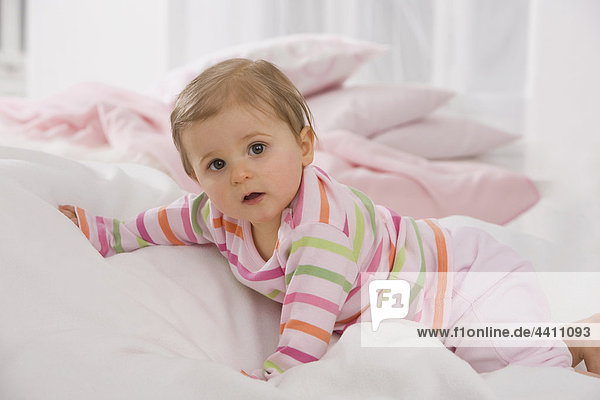Baby Mädchen (6-11 Monate) kriechend auf Decke