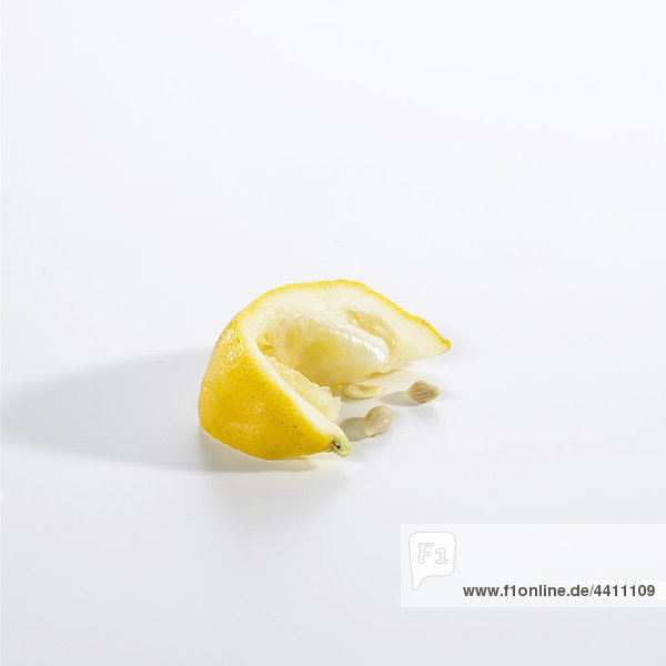 Gedrückte Zitronenscheibe auf weißem Hintergrund