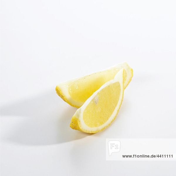 Zitronenscheiben auf weißem Hintergrund