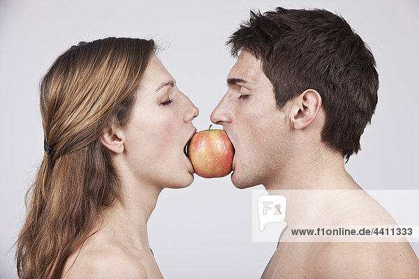Junges Paar isst Apfel  Augen geschlossen