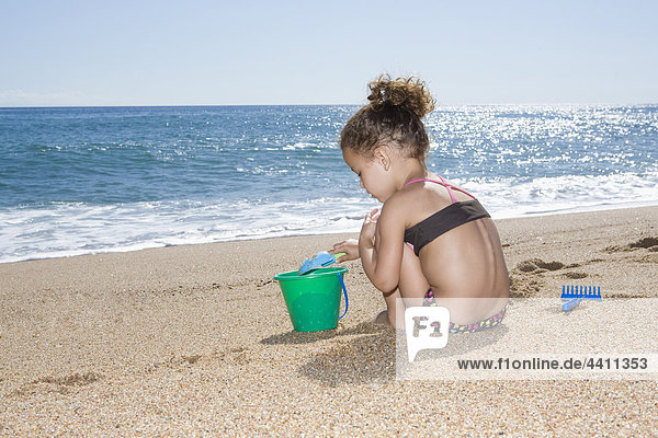 Frankreich  Korsika  Mädchen (2-3) spielen mit Sand am Strand