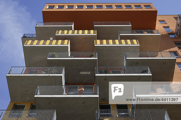 Deutschland  München  Flachwinkelansicht eines Mehrfamilienhauses mit Balkonen