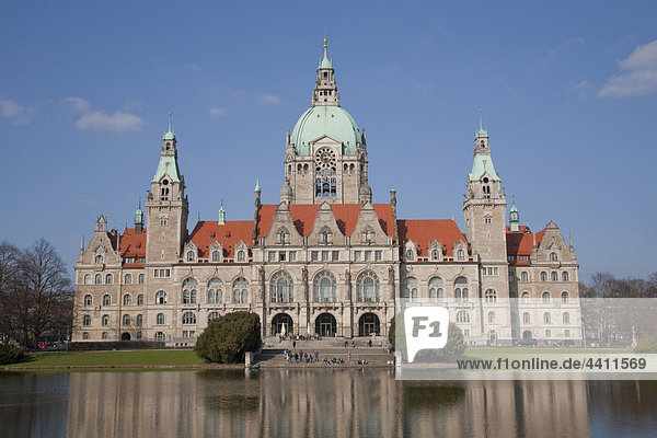 Deutschland  Hannover  Blick auf das Rathaus über den Teich