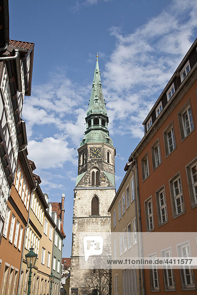 Deutschland  Hannover  Häuserzeile und Kirche in der Stadt