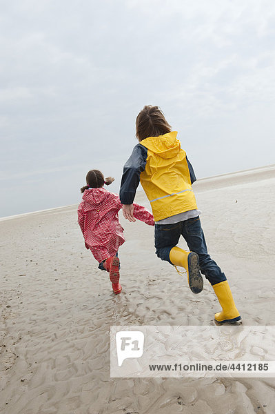 Deutschland  St. Peter-Ording  Nordsee  Kinder (6-9) laufen am Strand