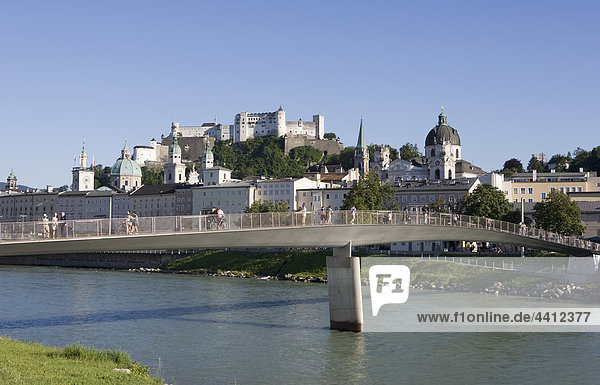 Austria  Salzburg  Makartsteg  View of Hohensalzburg castle with Salzach river