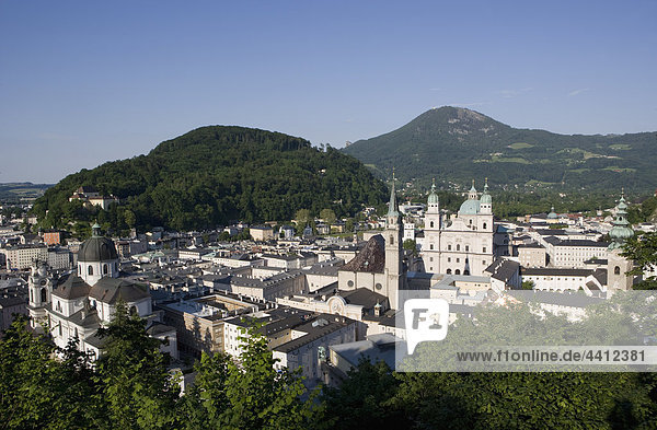 Österreich  Salzburg  Franziskanerkirche  Blick auf den Dom mit Gaisberg