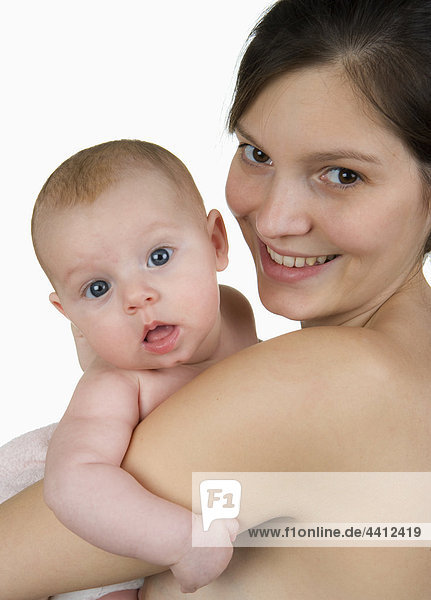 Mädchen (2-5 Monate) mit ihrer Mutter  Nahaufnahme