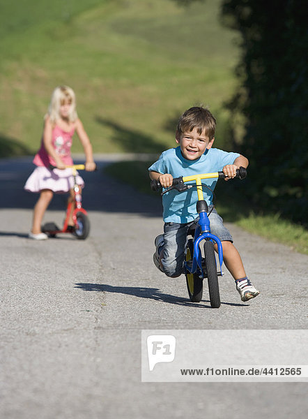 Österreich  Mondsee  Mädchen und Junge (2-5) Fahrrad fahren