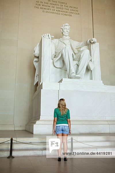 Mädchen betrachtet Lincoln Memorial