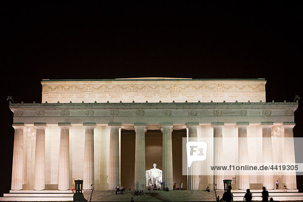 Lincoln Memorial bei Nacht beleuchtet  Washington DC  USA