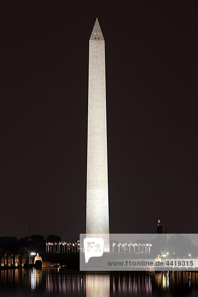 Washington Monument in der Nacht  Washington DC  USA