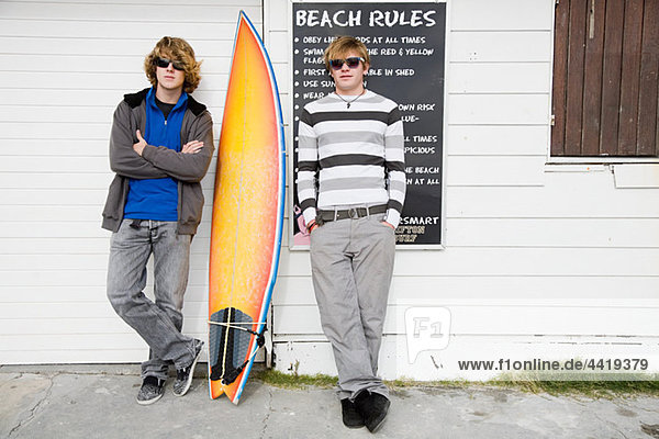 Teenager mit surfboard