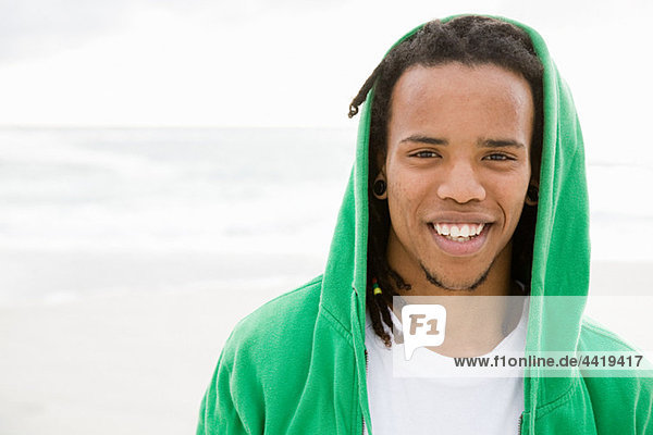 Junger Mann mit grünem Kapuzenoberteil  Portrait